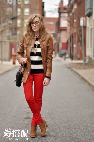 红色牛仔裤怎么搭配—红色牛仔裤的20种搭配法
